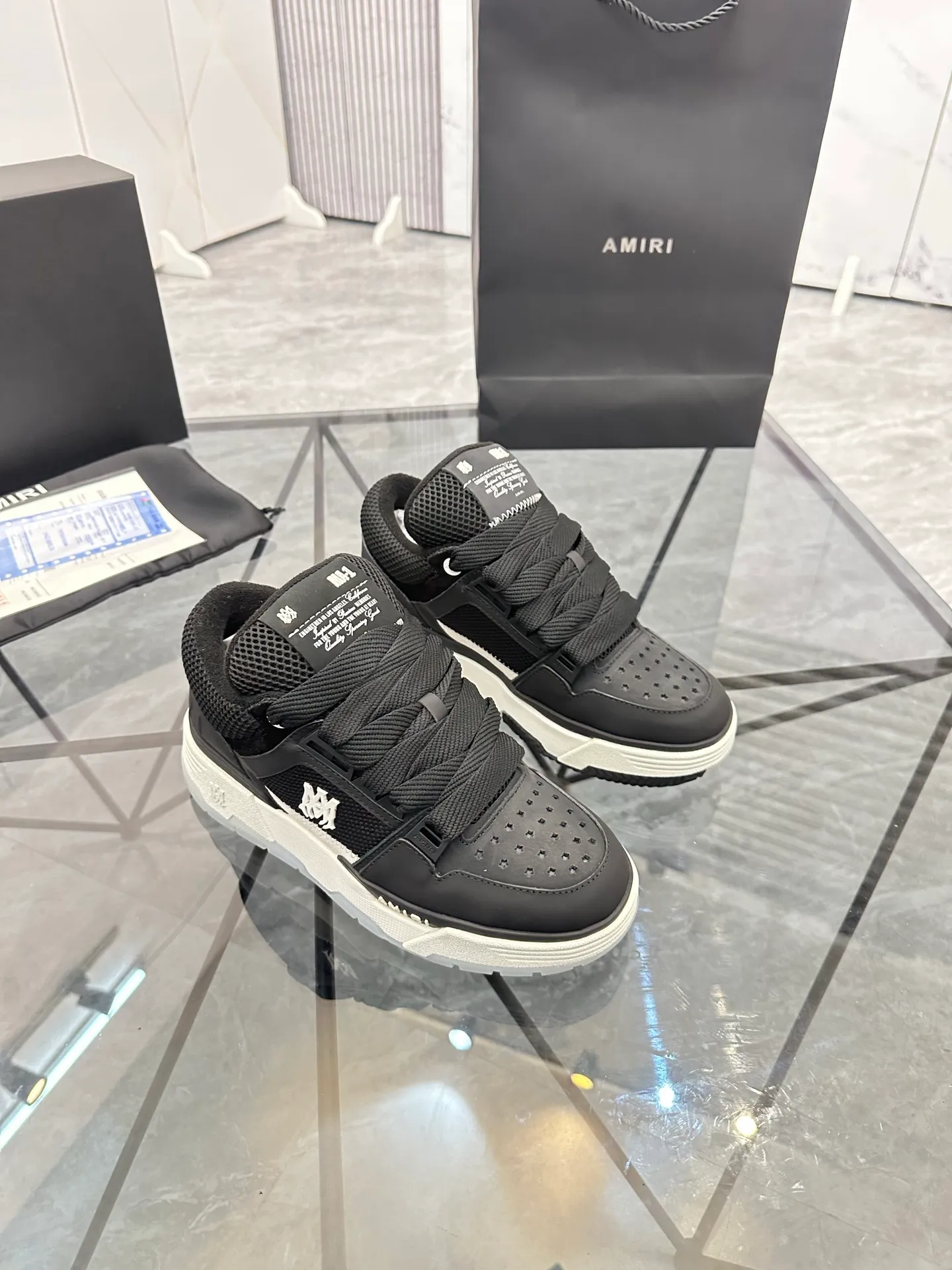 Men's shoes: 💰P720¥ Guangzhou top quality Product trademark: AMIRI* "Amir*" low-top casual shoes Regular size: 39-44 (can be customized to 45) Product materials: upper imported first-layer cowhide stitching original material, breathable lining, original outsole. Number: 525